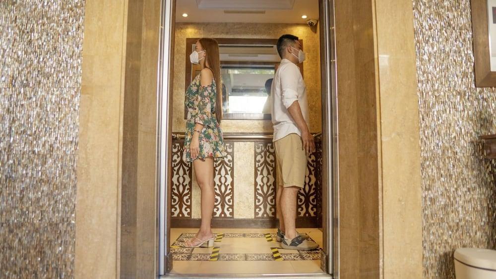 The Bellevue Resort Панглао Екстер'єр фото Social distancing in an elevator