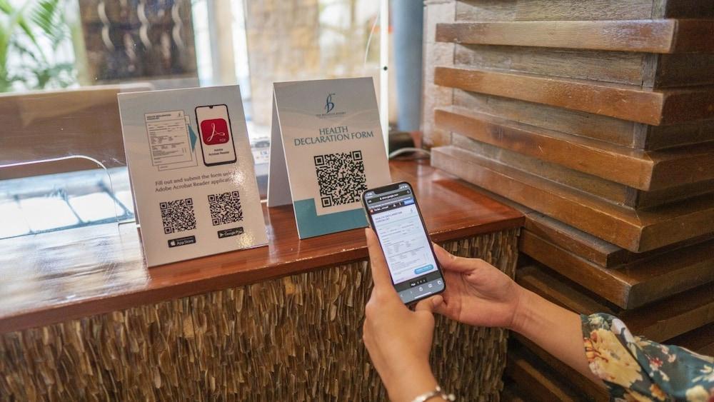 The Bellevue Resort Панглао Екстер'єр фото A person using a mobile phone to check in at a hotel